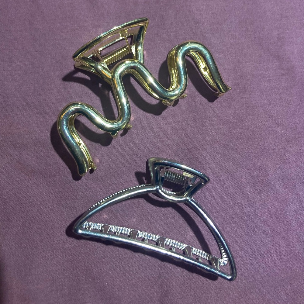 ⭐️⭐️ Two metal claw hair clips